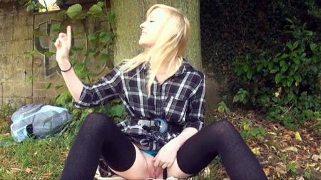 Blonde Voyeur Babe Kaz